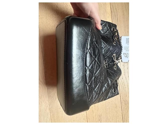 Bolsa saco Chanel Gabrielle em couro preto - vista 2