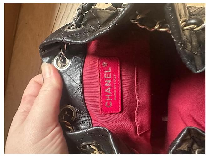 Bolsa saco Chanel Gabrielle em couro preto - vista 7