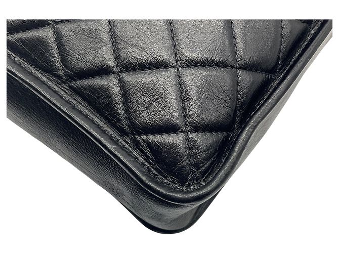 Borsa a spalla in pelle di vitello invecchiata trapuntata con logo CC in nero e hardware argentato di Chanel - vista 10