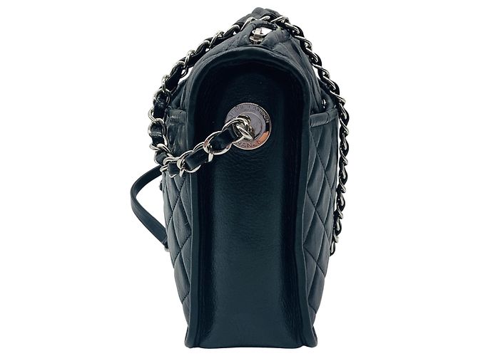 Borsa a spalla in pelle di vitello invecchiata trapuntata con logo CC in nero e hardware argentato di Chanel - vista 2