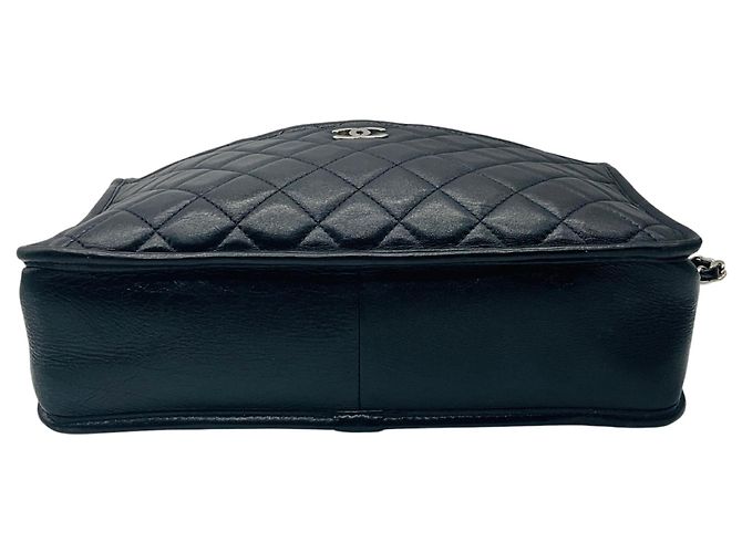 Borsa a spalla in pelle di vitello invecchiata trapuntata con logo CC in nero e hardware argentato di Chanel - vista 4