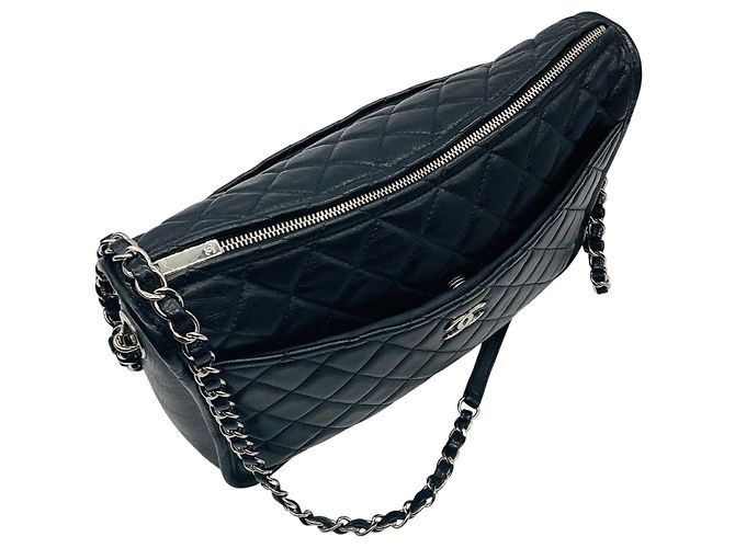 Borsa a spalla in pelle di vitello invecchiata trapuntata con logo CC in nero e hardware argentato di Chanel - vista 5