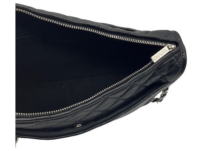 Borsa a spalla in pelle di vitello invecchiata trapuntata con logo CC in nero e hardware argentato di Chanel - vista 6