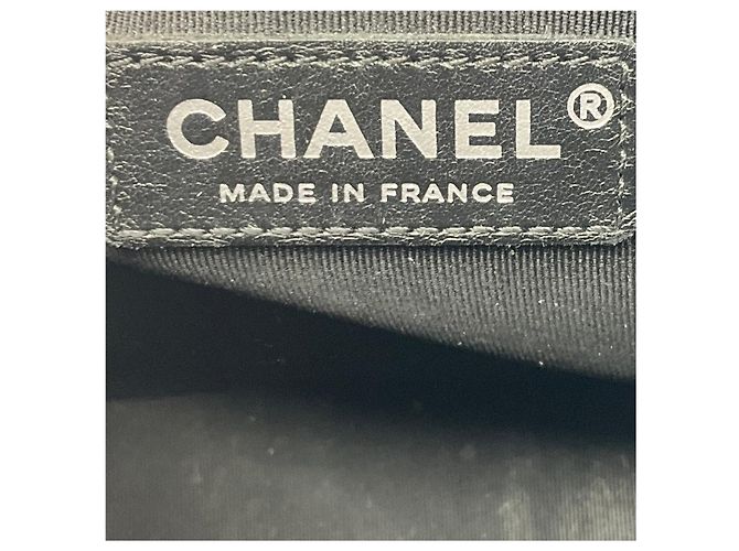 Borsa a spalla in pelle di vitello invecchiata trapuntata con logo CC in nero e hardware argentato di Chanel - vista 7