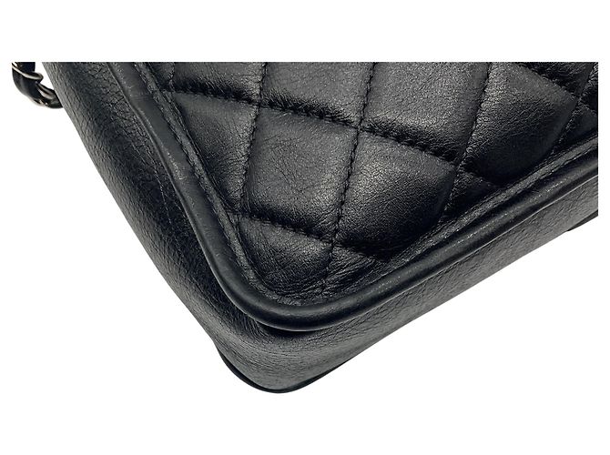 Borsa a spalla in pelle di vitello invecchiata trapuntata con logo CC in nero e hardware argentato di Chanel - vista 8