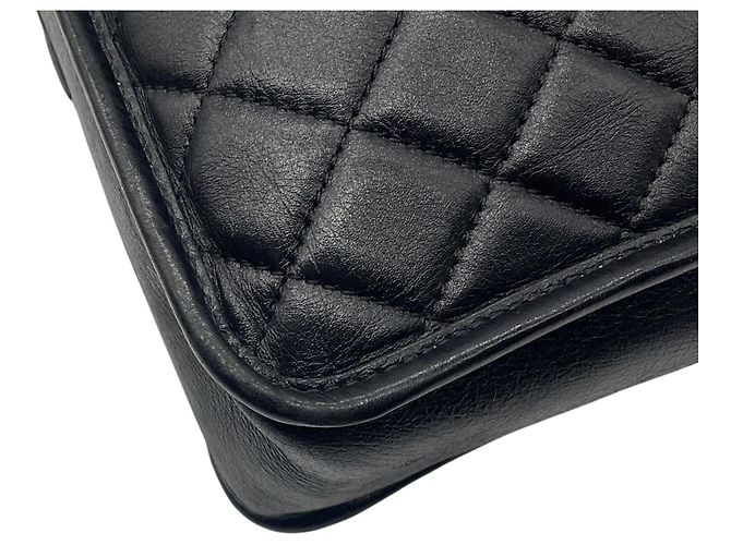 Borsa a spalla in pelle di vitello invecchiata trapuntata con logo CC in nero e hardware argentato di Chanel - vista 9