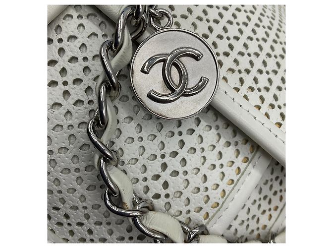 Borsa a tracolla Chanel in pelle perforata bianca Up In The Air con hardware argentato Bianco - vista 10