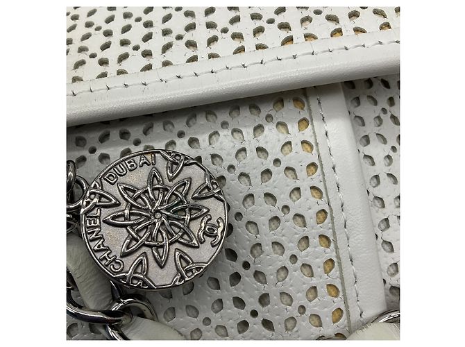 Borsa a tracolla Chanel in pelle perforata bianca Up In The Air con hardware argentato Bianco - vista 11