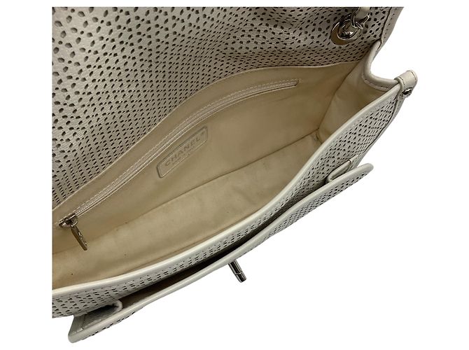 Borsa a tracolla Chanel in pelle perforata bianca Up In The Air con hardware argentato Bianco - vista 12