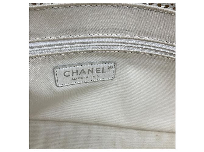 Borsa a tracolla Chanel in pelle perforata bianca Up In The Air con hardware argentato Bianco - vista 13