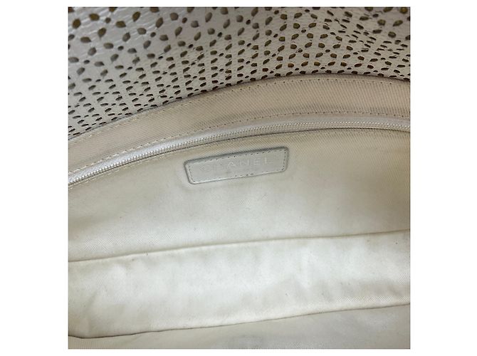 Borsa a tracolla Chanel in pelle perforata bianca Up In The Air con hardware argentato Bianco - vista 15
