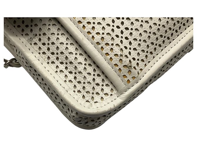 Borsa a tracolla Chanel in pelle perforata bianca Up In The Air con hardware argentato Bianco - vista 6