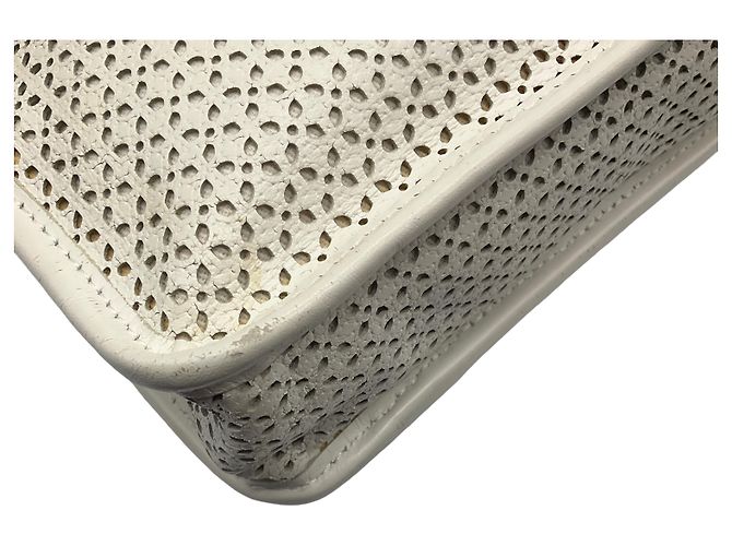 Borsa a tracolla Chanel in pelle perforata bianca Up In The Air con hardware argentato Bianco - vista 8