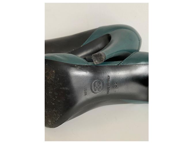 Décolleté in pelle bicolore Chanel Nero Verde scuro - vista 8