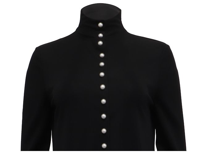 Timeless Schwarze Seidenbluse mit langen Ärmeln und perlenverzierten Knopfdetails von Chanel - Ansicht 2