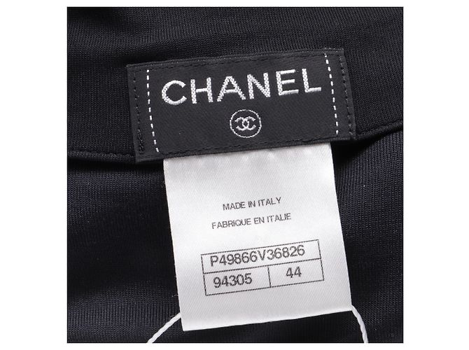 Timeless Schwarze Seidenbluse mit langen Ärmeln und perlenverzierten Knopfdetails von Chanel - Ansicht 5