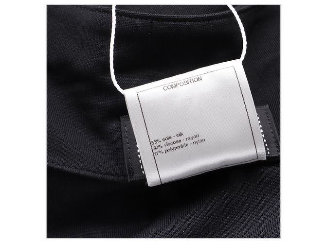 Timeless Schwarze Seidenbluse mit langen Ärmeln und perlenverzierten Knopfdetails von Chanel - Ansicht 6