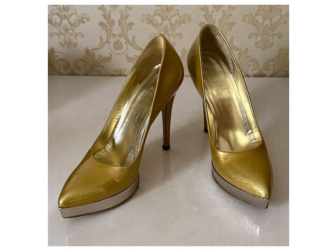 Tacchi con tacco Gucci in pelle oro - vista 10