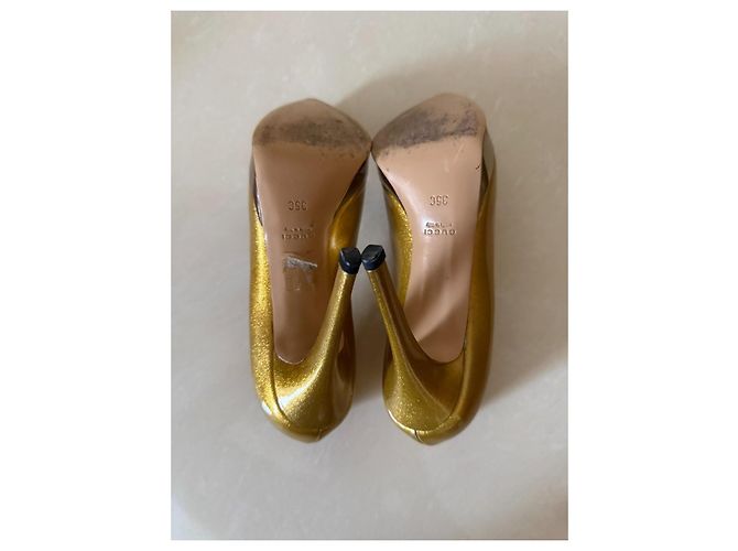 Tacchi con tacco Gucci in pelle oro - vista 13