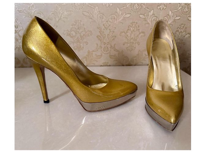 Tacchi con tacco Gucci in pelle oro - vista 2