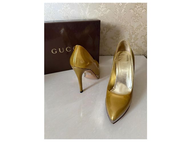 Tacchi con tacco Gucci in pelle oro - vista 3