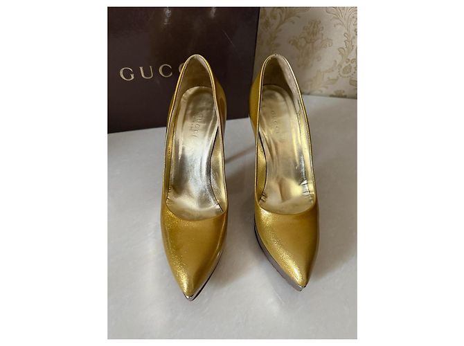 Tacchi con tacco Gucci in pelle oro - vista 4