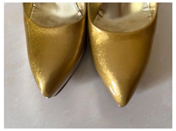 Tacchi con tacco Gucci in pelle oro - vista 5