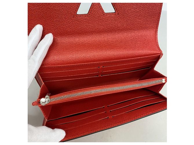 Cartera Larga Twist Epi Louis Vuitton Roja - vista 3