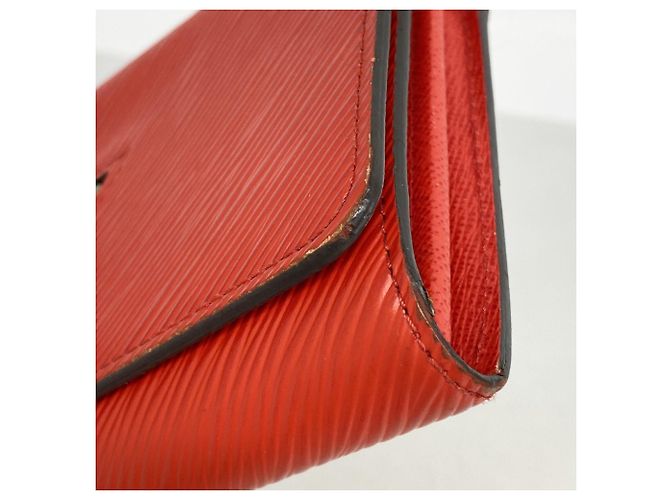 Cartera Larga Twist Epi Louis Vuitton Roja - vista 6