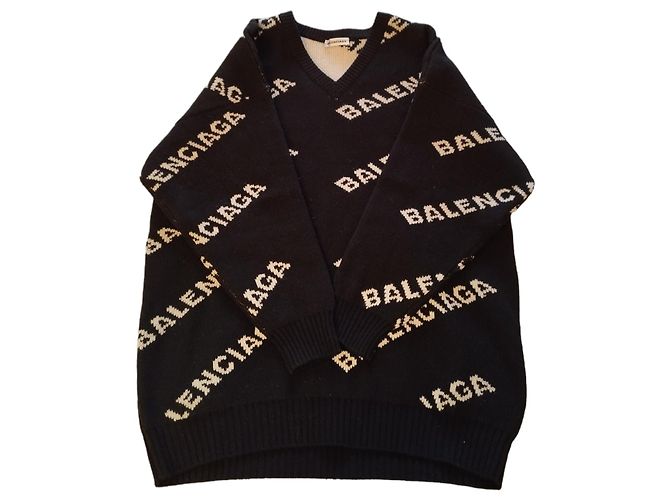 Schwarzer Wollpullover von Balenciaga, weiße Aufschriften - Ansicht 2