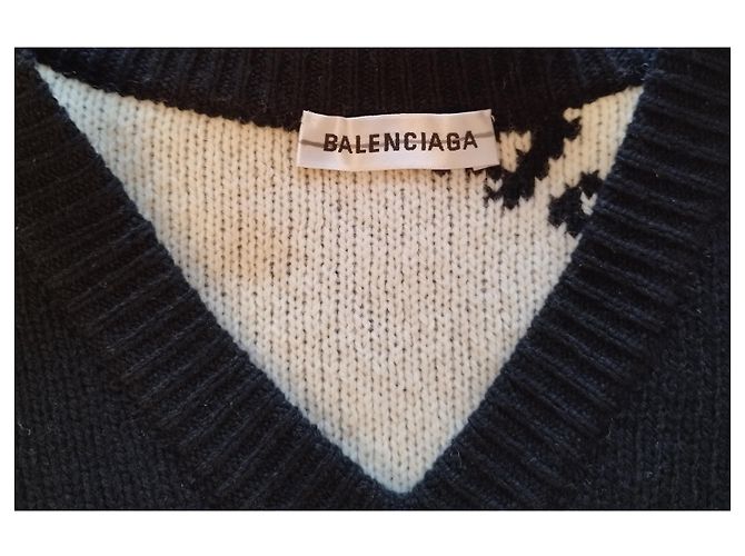 Schwarzer Wollpullover von Balenciaga, weiße Aufschriften - Ansicht 3