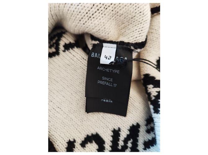 Schwarzer Wollpullover von Balenciaga, weiße Aufschriften - Ansicht 4