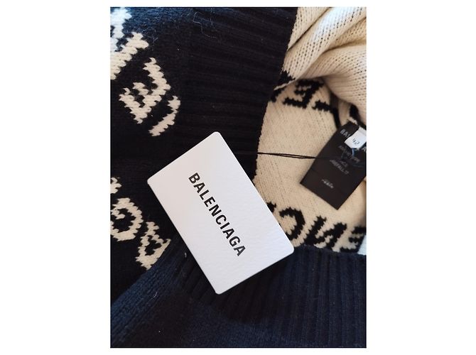 Schwarzer Wollpullover von Balenciaga, weiße Aufschriften - Ansicht 5