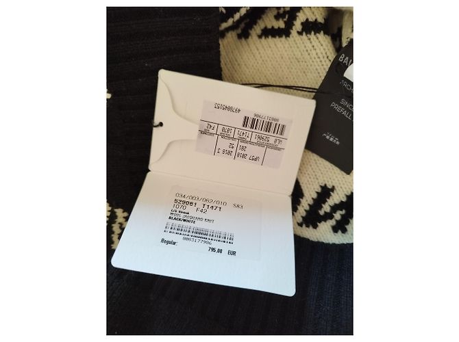 Schwarzer Wollpullover von Balenciaga, weiße Aufschriften - Ansicht 6