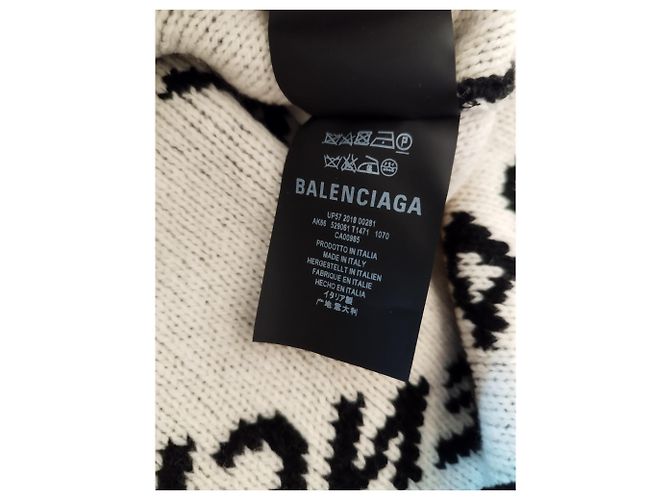 Schwarzer Wollpullover von Balenciaga, weiße Aufschriften - Ansicht 7