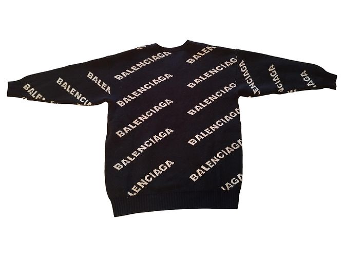 Schwarzer Wollpullover von Balenciaga, weiße Aufschriften - Ansicht 9
