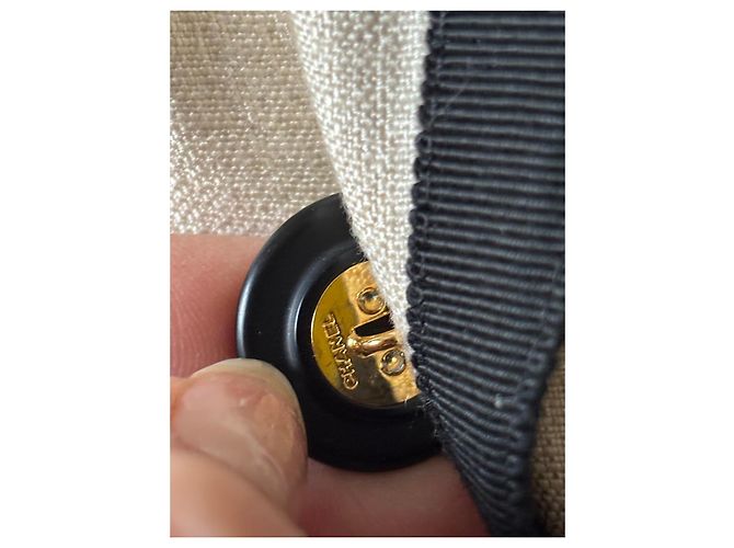 Vestido Chanel Crema de Seda y Viscosa con Botones Logo CC Crudo - vista 5