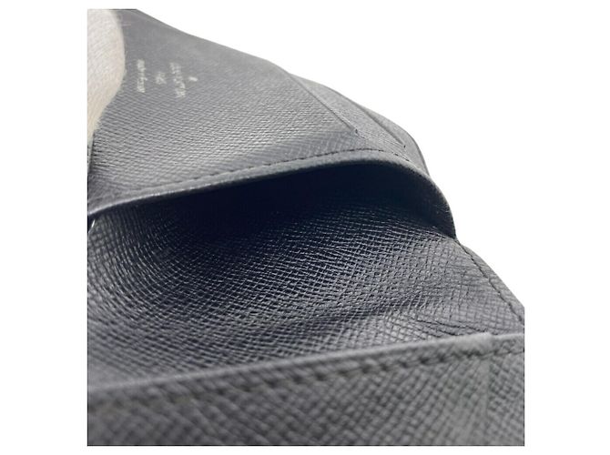 Portafoglio Bifold Taiga M30531 di Louis Vuitton Nero - vista 10