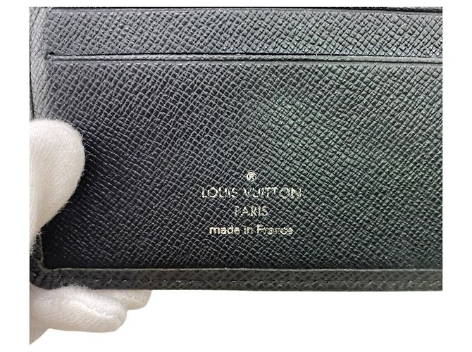 Portafoglio Bifold Taiga M30531 di Louis Vuitton Nero - vista 11