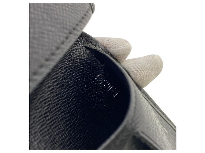 Portafoglio Bifold Taiga M30531 di Louis Vuitton Nero - vista 12