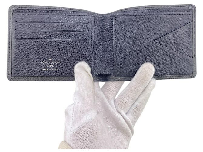Portafoglio Bifold Taiga M30531 di Louis Vuitton Nero - vista 6