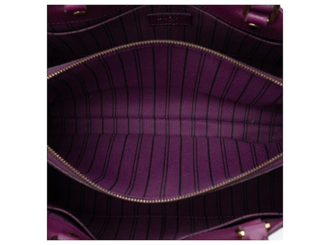 Louis Vuitton Monograma Empreinte Montaigne MM en púrpura - vista 4