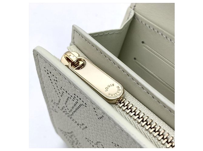 Billetera Compacta Bi-fold Mahina Iris de Louis Vuitton - vista 10