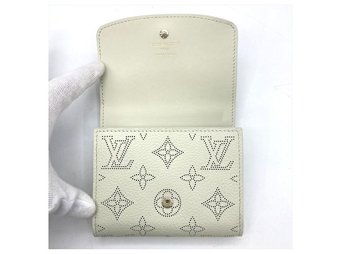 Billetera Compacta Bi-fold Mahina Iris de Louis Vuitton - vista 4