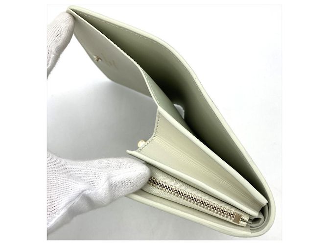 Billetera Compacta Bi-fold Mahina Iris de Louis Vuitton - vista 6