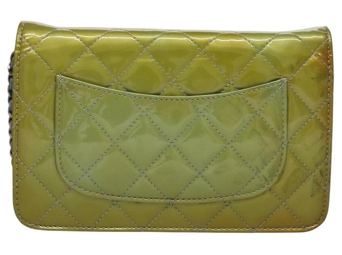 Wallet On Chain Chanel Geldbörse mit Kette aus gestepptem Lackleder Grün - Ansicht 2
