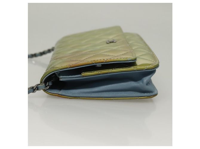 Wallet On Chain Chanel Geldbörse mit Kette aus gestepptem Lackleder Grün - Ansicht 4