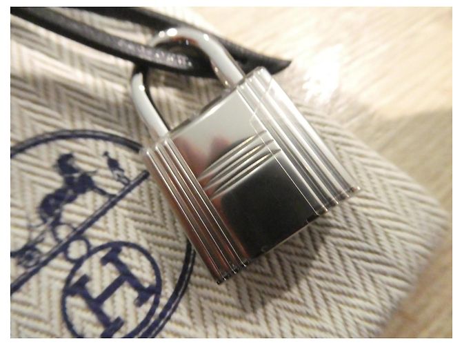 Clochette, tirante e lucchetto Hermès per borsa Kelly VIP scatola blu ordine speciale dustbag blu Nero - vista 3
