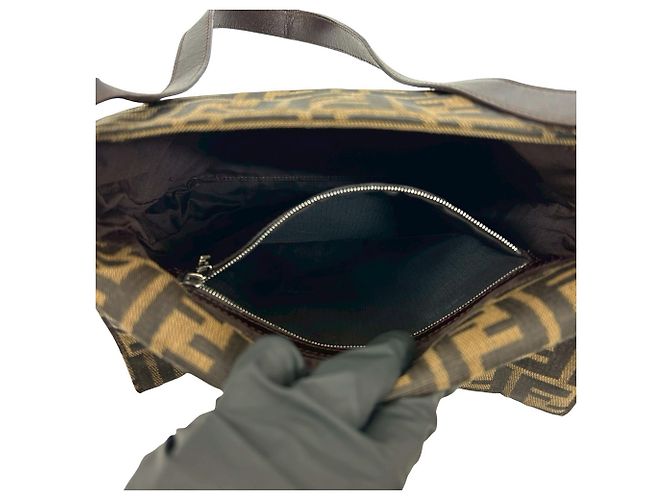 Zucca Borsa Mamma Bucket Semi-One Shoulder di Fendi Marrone - vista 10