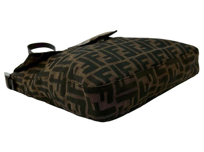 Zucca Borsa Mamma Bucket Semi-One Shoulder di Fendi Marrone - vista 7